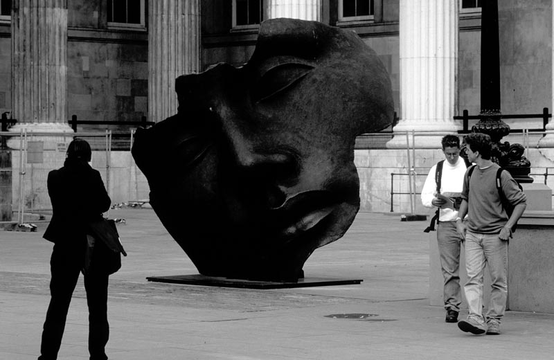 brit_mus_forecourt_04